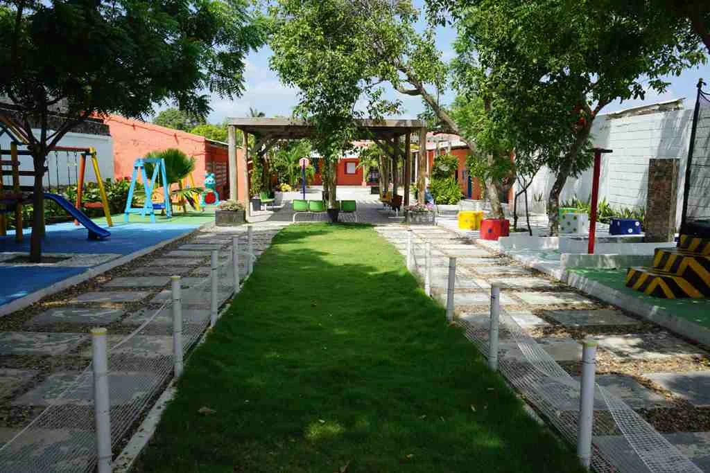 Patio y zonas de juego del Centro Educativo