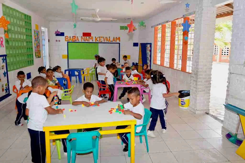 Niños jugando con bloques de construcción en el salón