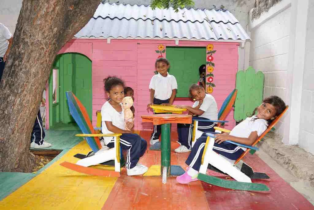 Niñas jugando en la casita rosada