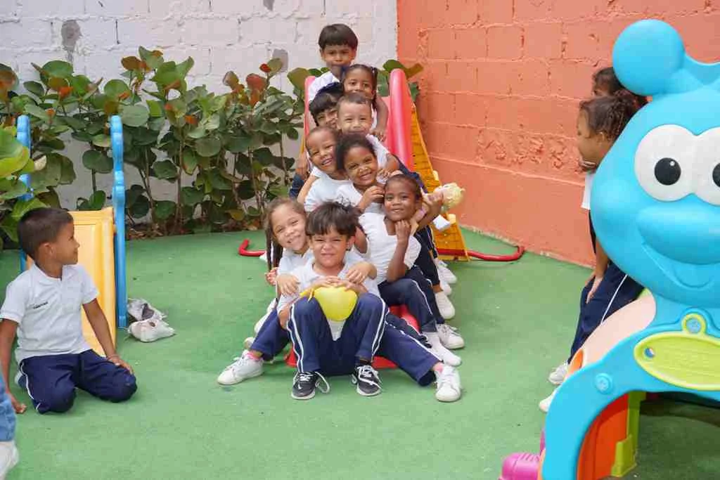 Grupo de niños sonriendo juntos