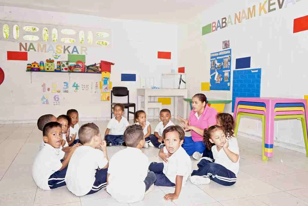 Niños en círculo durante una actividad con su profesora